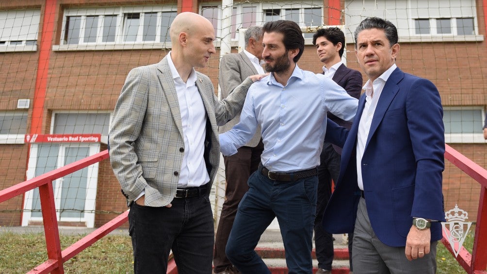 Irarragorri junto a directivos del Sporting de Gijón