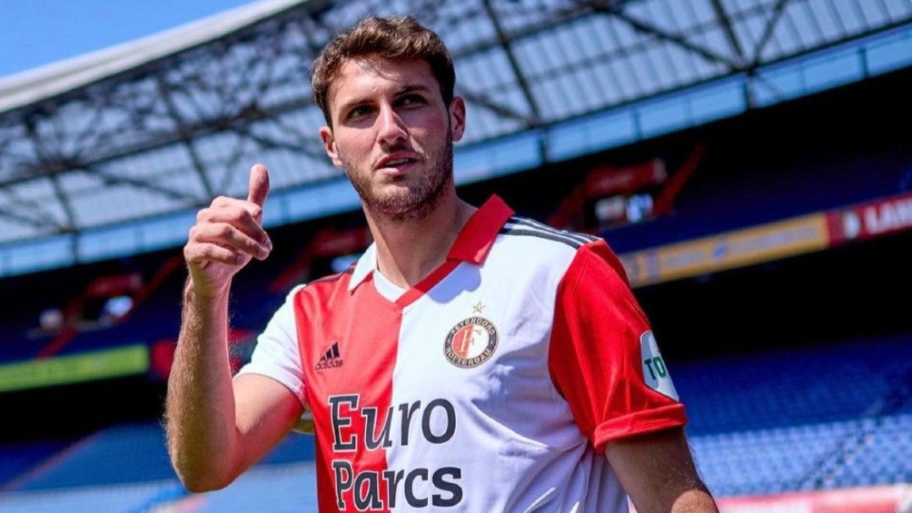 Santiago Giménez con la playera del Feyenoord