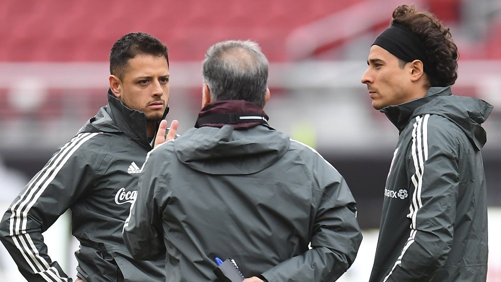 Chicharito, Ochoa y Martino en un entrenamiento del Tri