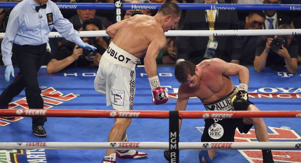 Canelo Álvarez durante una pelea contra Golovkin