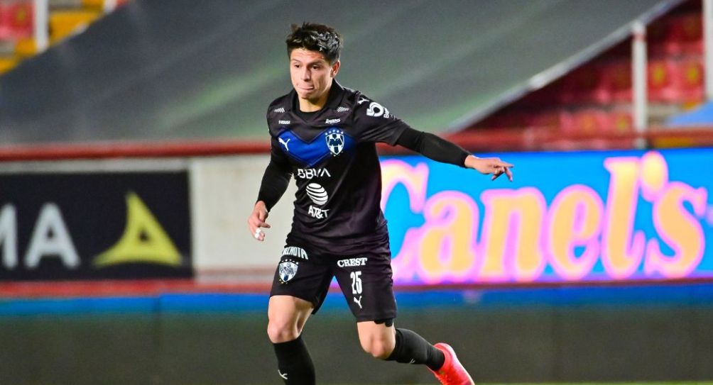 Jonathan González durante un partido de Rayados