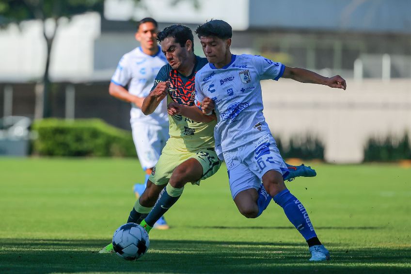 Jonathan González durante un partido de Querétaro