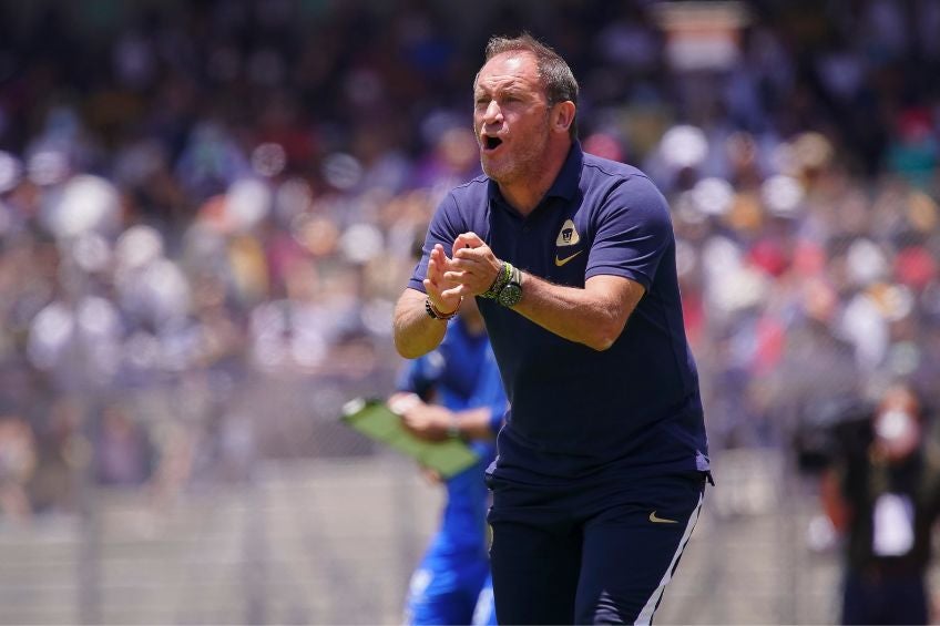 Andrés Lillini dirigiendo a Pumas