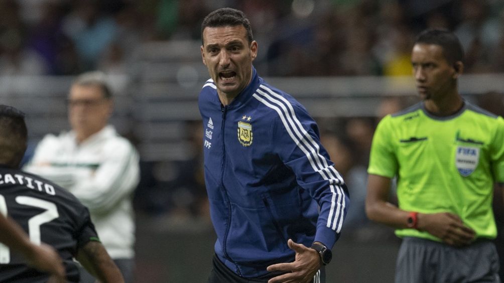 Lionel Scaloni y el Tata Martino durante enfrentamiento 