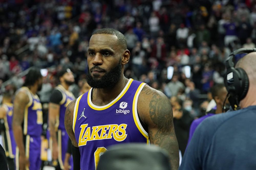 LeBron James en partido con los Lakers