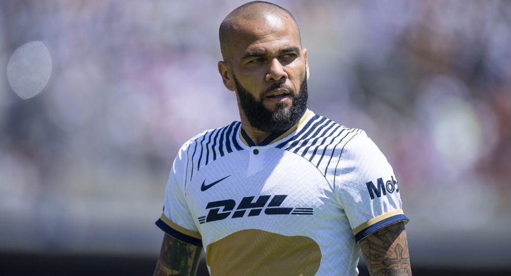 Dani Alves durante un partido de Pumas