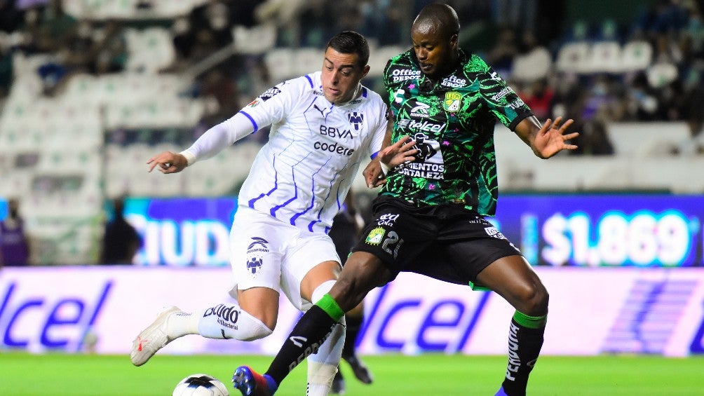 Rogelio Funes Mori disputa un balón con Barreiro 