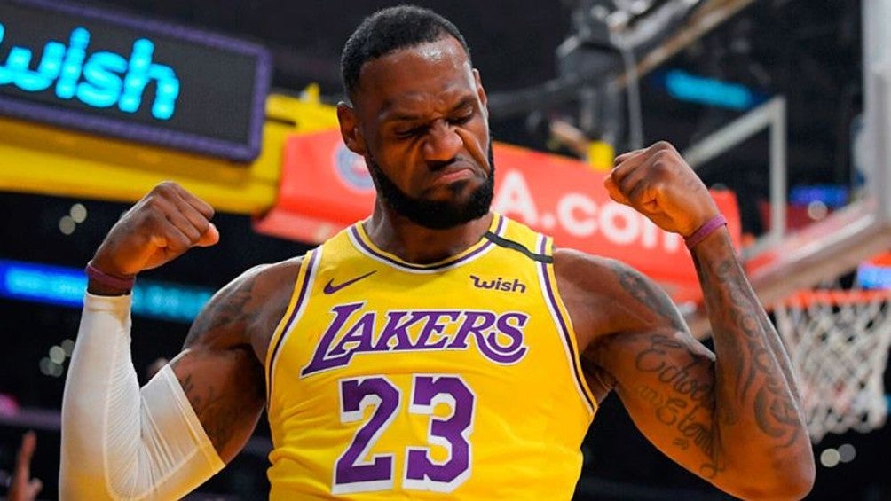 LeBron James festejando con los Lakers