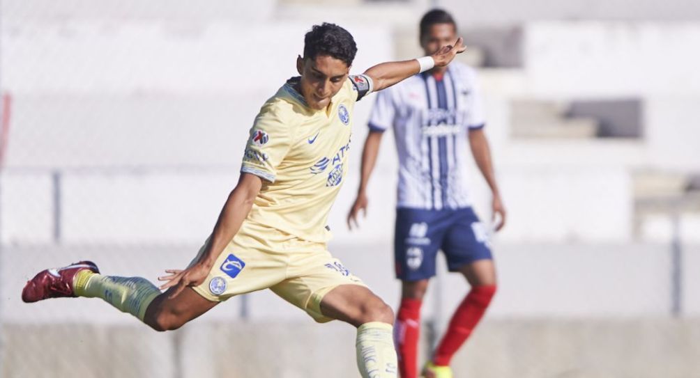 Santiago Naveda durante un partido del América