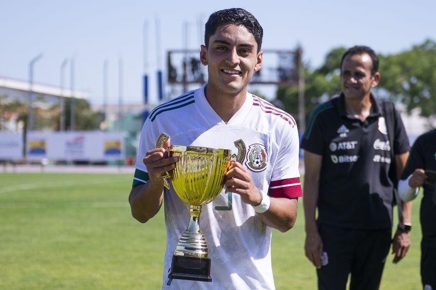 Santiago Naveda tras ganar un trofeo con el Tri