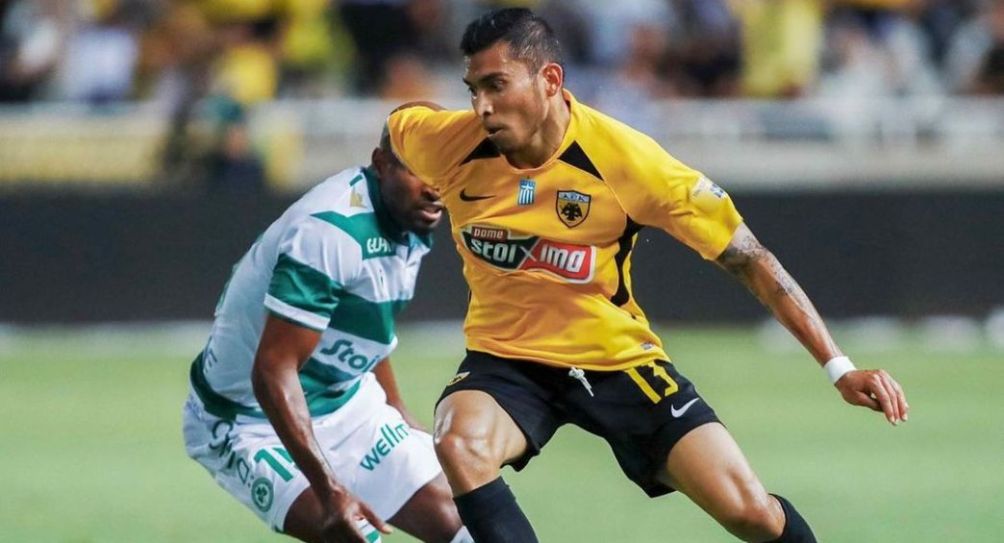 Orbelín Pineda durante un partido del AEK Atenas