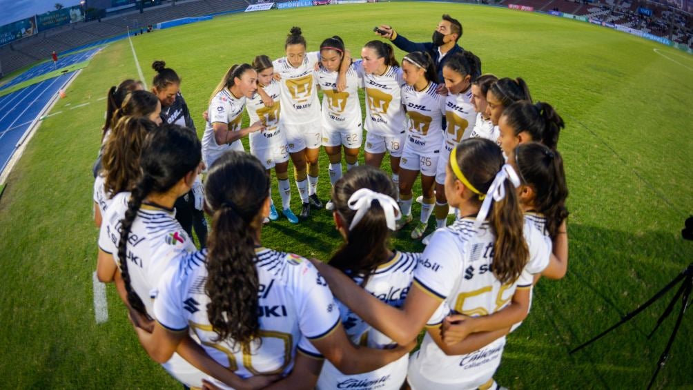 Pumas femenil en plática previo a un partido