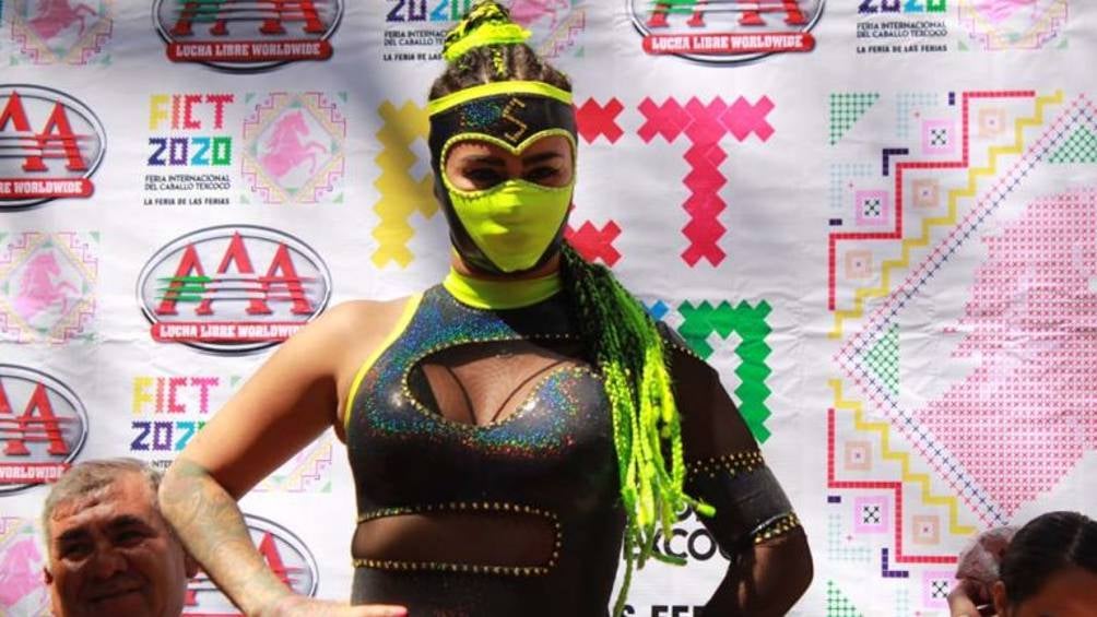 La luchadora posa ante los medios en un evento de Triple A 