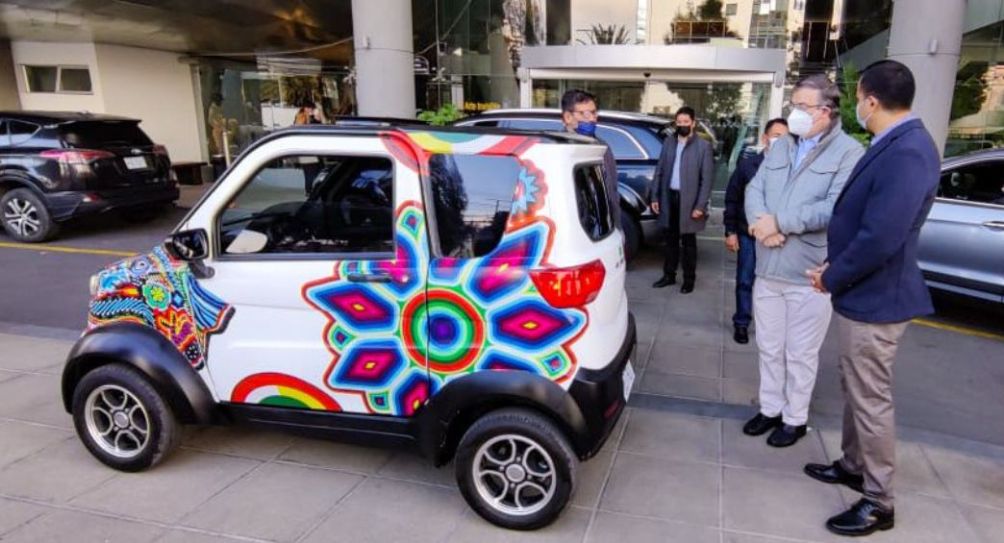 Marcelo Ebrard con el vehículo eléctrico de Quantum Motors