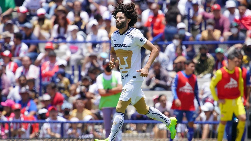 César Huerta en partido con Pumas