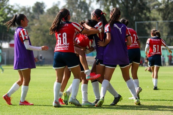 Chivas celebra ante Toluca en el CL22