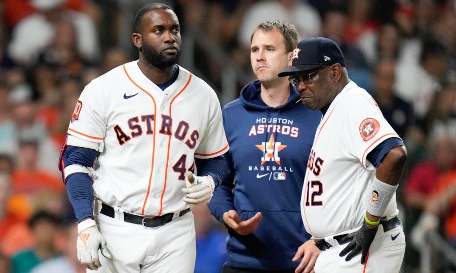 Álvarez con Dusty Baker y el preparador físico de Astros