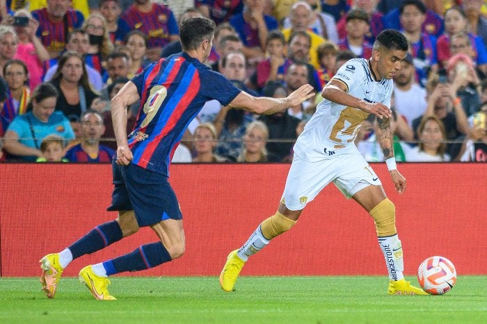 Leo López en acción ante el Barcelona