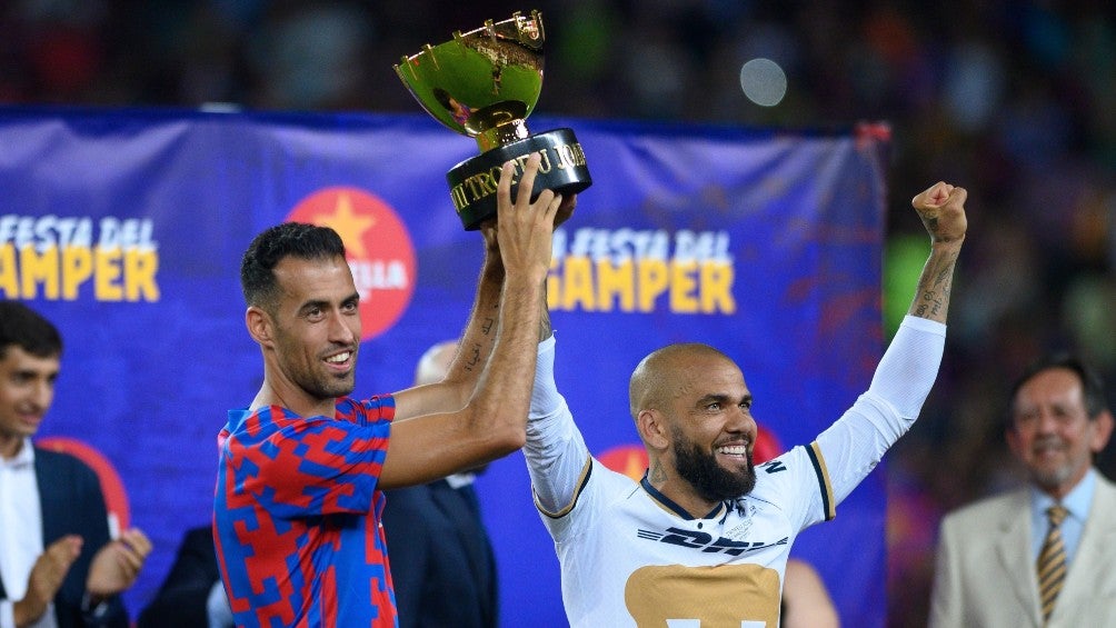 Busquets y Alves con el Trofeo Joan Gamper