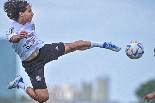 Lainez en entrenamiento con México