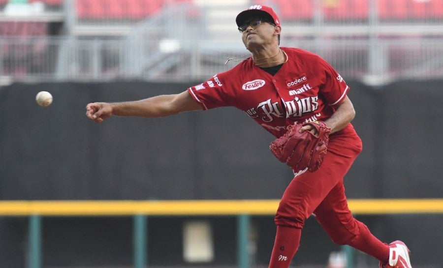 Jeffry Niño lanzando ante Oaxaca