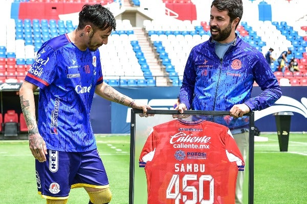 Sambueza recibió una camiseta distintiva