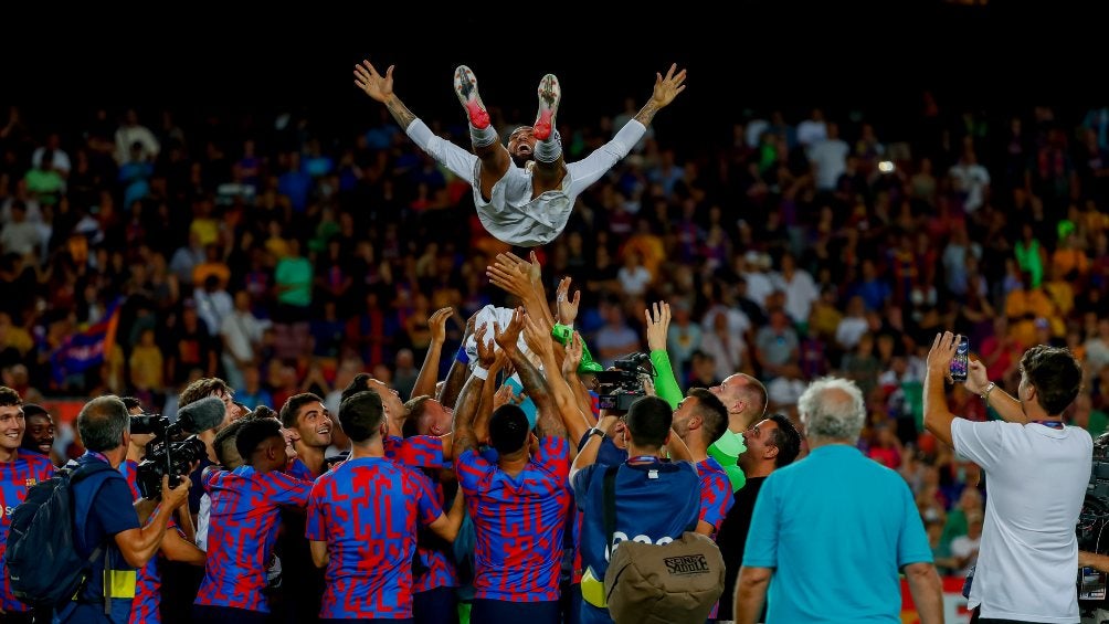 Dani Alves se fue ovacionado de Camp Nou