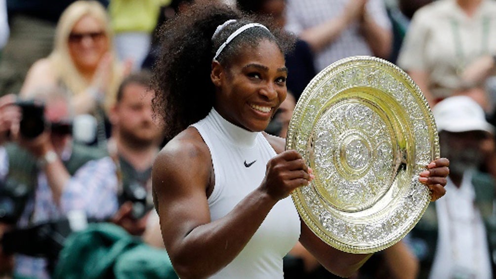 Serena Williams sostiene su trofeo en la Final individual femenina