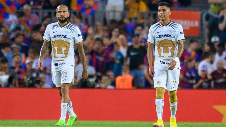 Dani Alves y Leo López en acción ante el Barcelona