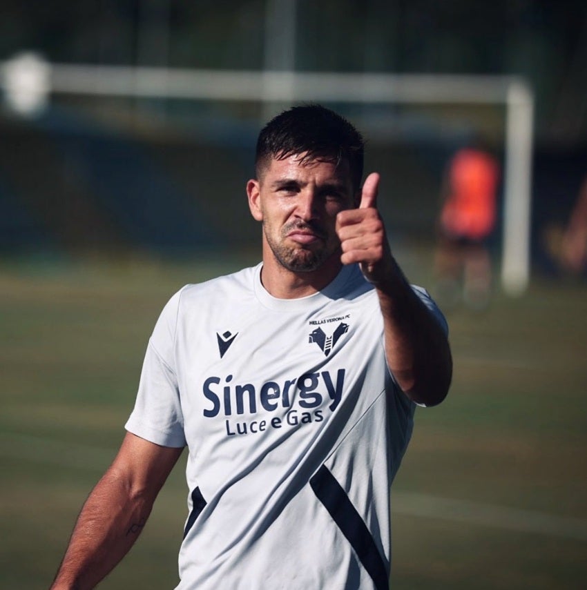 Gio Simeone celebrando un gol con Verona