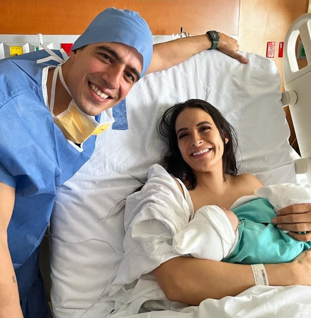 Andrés Vaca y Gina Holguín con su hijo