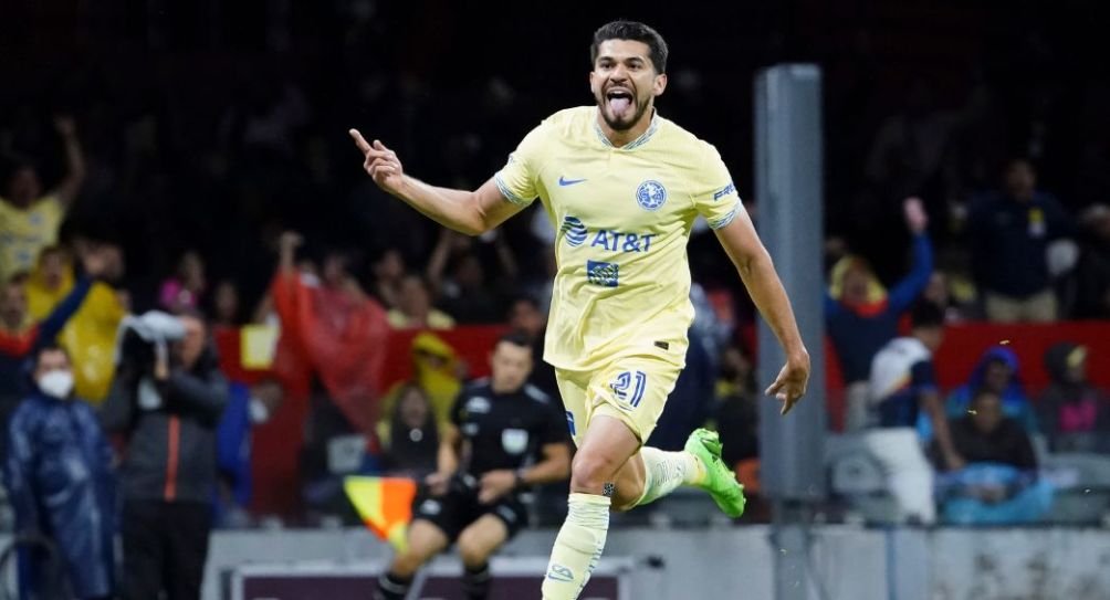 Henry Martín festejando un gol