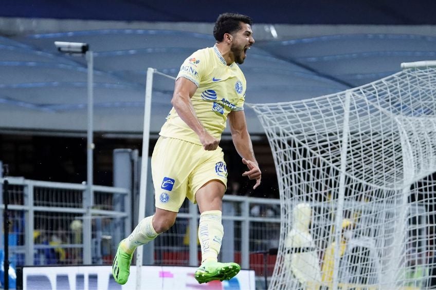 Henry Martín festejando un gol