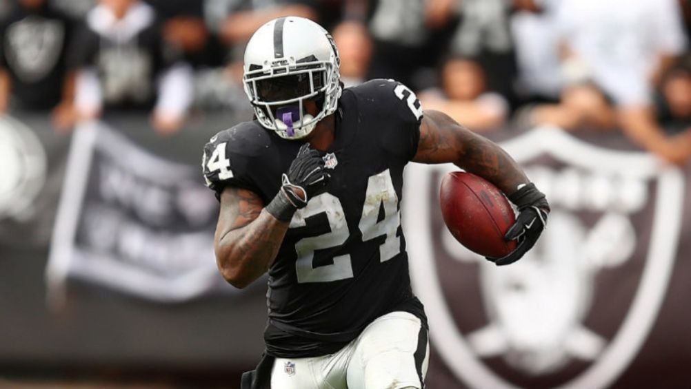 Lynch trata de hacer una anotación en partido de los Oakland Raiders