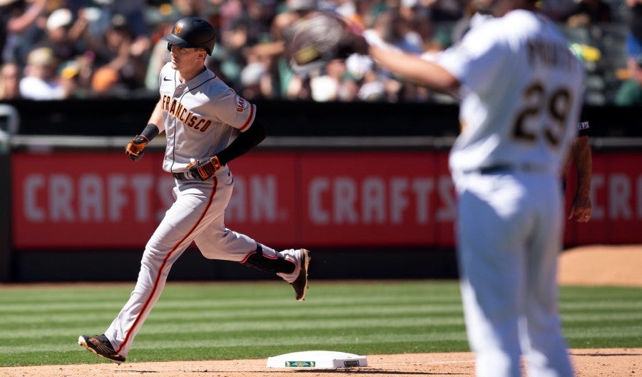 Mike Yastrzemski recorre las bases tras cuadrangular