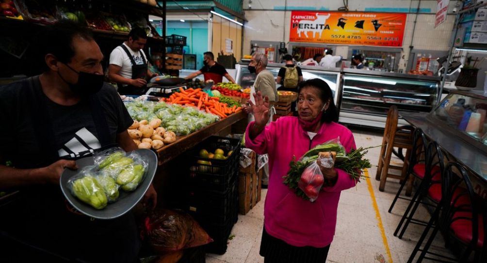 Señora mexicana comprando alimentos