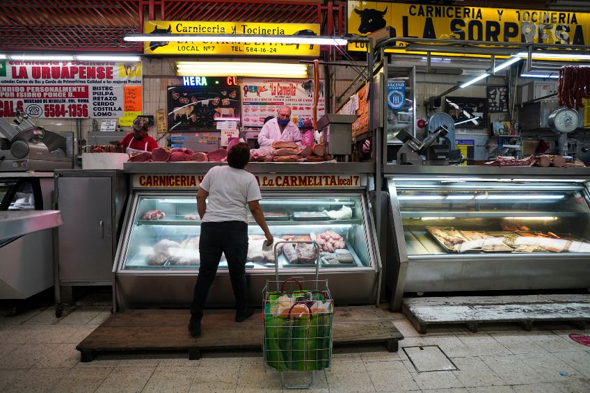 Señora mexicana comprando alimentos