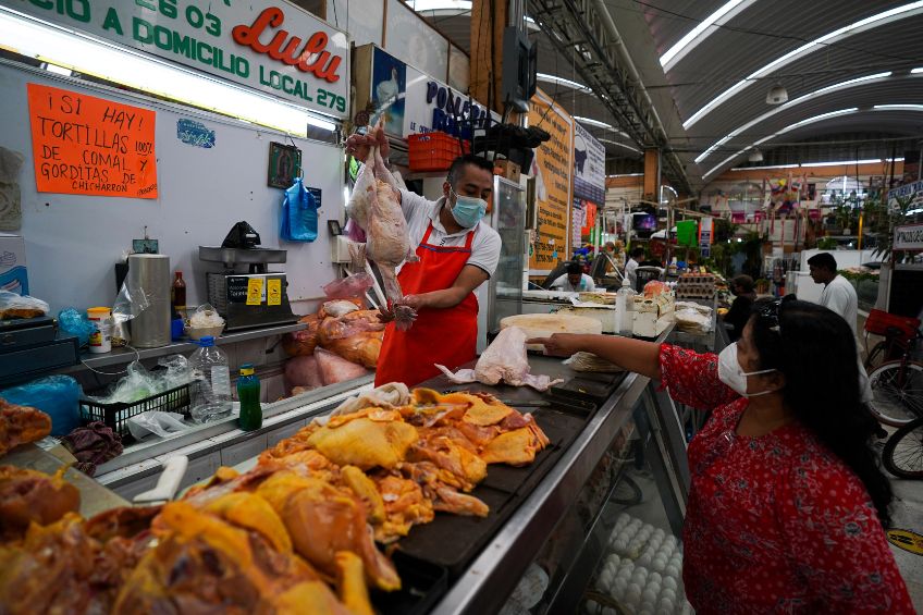 Señora mexicana comprando alimentos