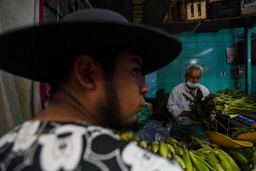 Señor mexicano vendiendo alimentos