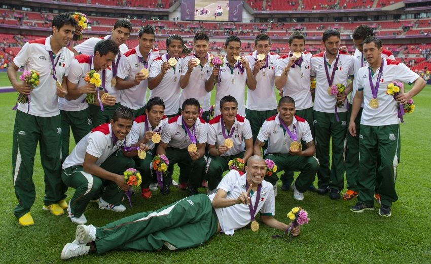 Selección Mexicana celebrando el Oro en Londres 2012