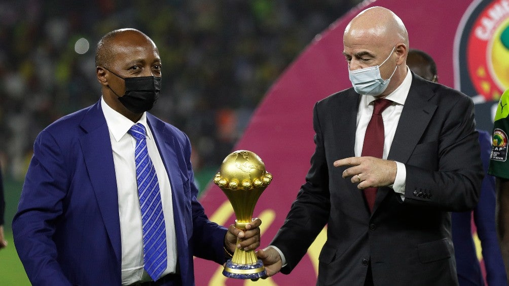 Patrice Motsepe y Gianni Infantino con el trofeo de la Copa Africana de Naciones