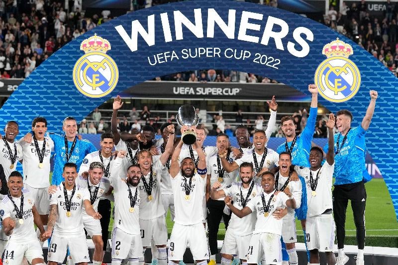 Real Madrid alzando la Supercopa de Europa