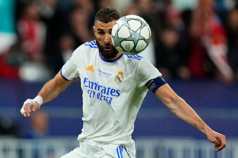 Karim Benzema dominando el balón