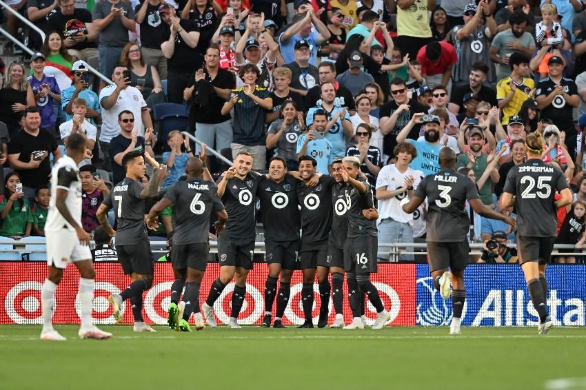 Chicharito y Vela celebrando el gol de la MLS