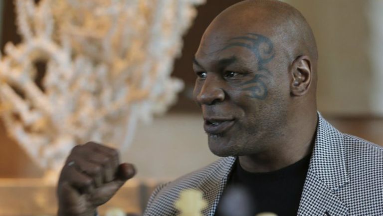 Mike Tyson posando como boxeador