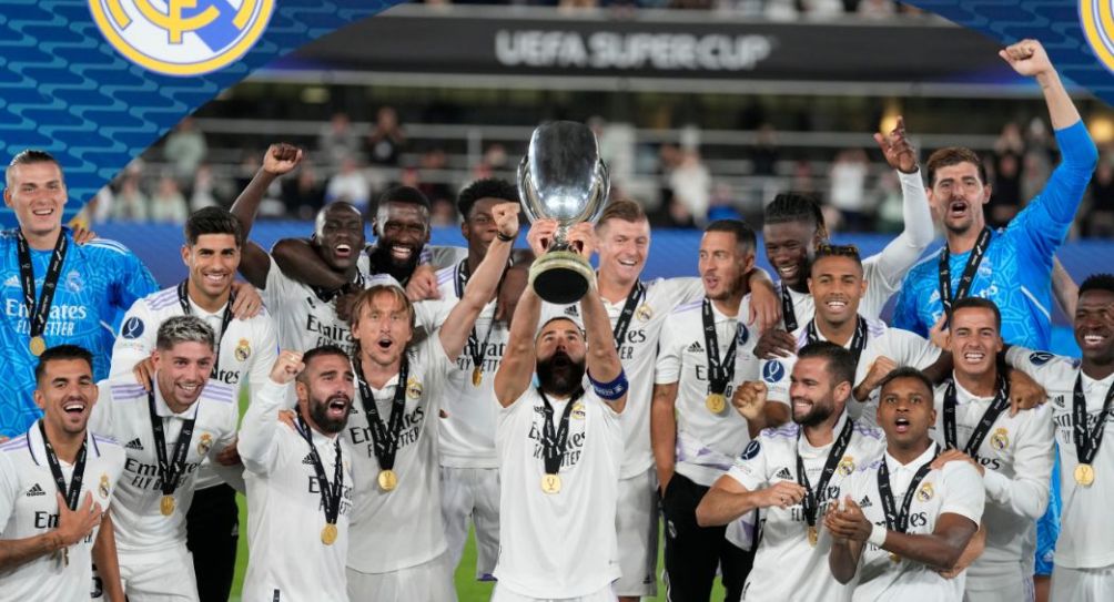 Jugadores del Real Madrid levantando el trofeo