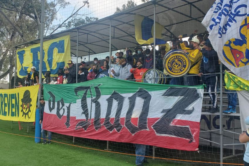 Porra del América en un entrenamiento del equipo