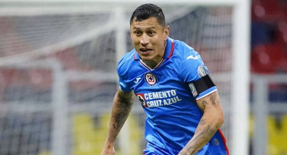 Julio César Domínguez durante un partido de Cruz Azul