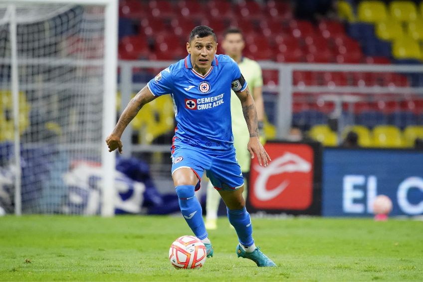 Julio César Domínguez durante un partido de Cruz Azul