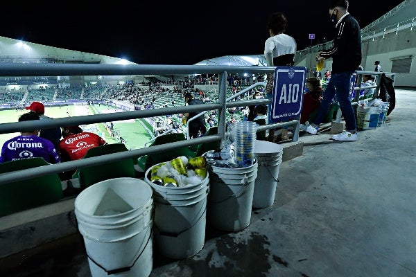 La 'chela' es muy popular en los estadios